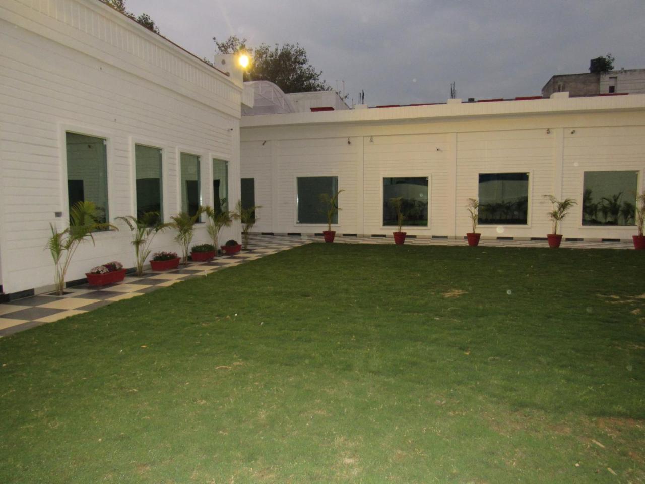 The English Garden Mohali Kültér fotó