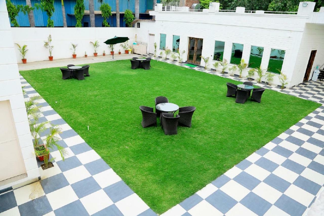 The English Garden Mohali Kültér fotó